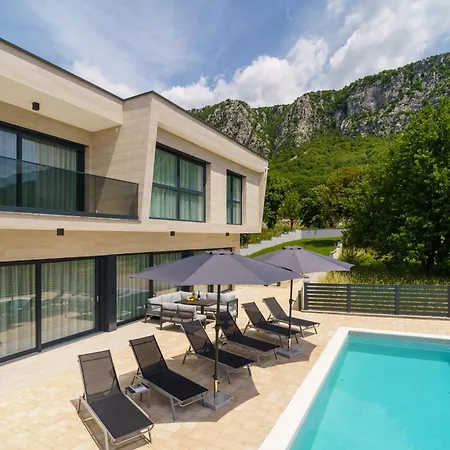 Vanesa Villa *